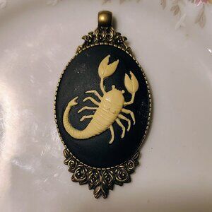 Vtg MOD SCORPIO Cancer CAMEO PENDANT Molded Lucite Antique Gold Tone Cream Black